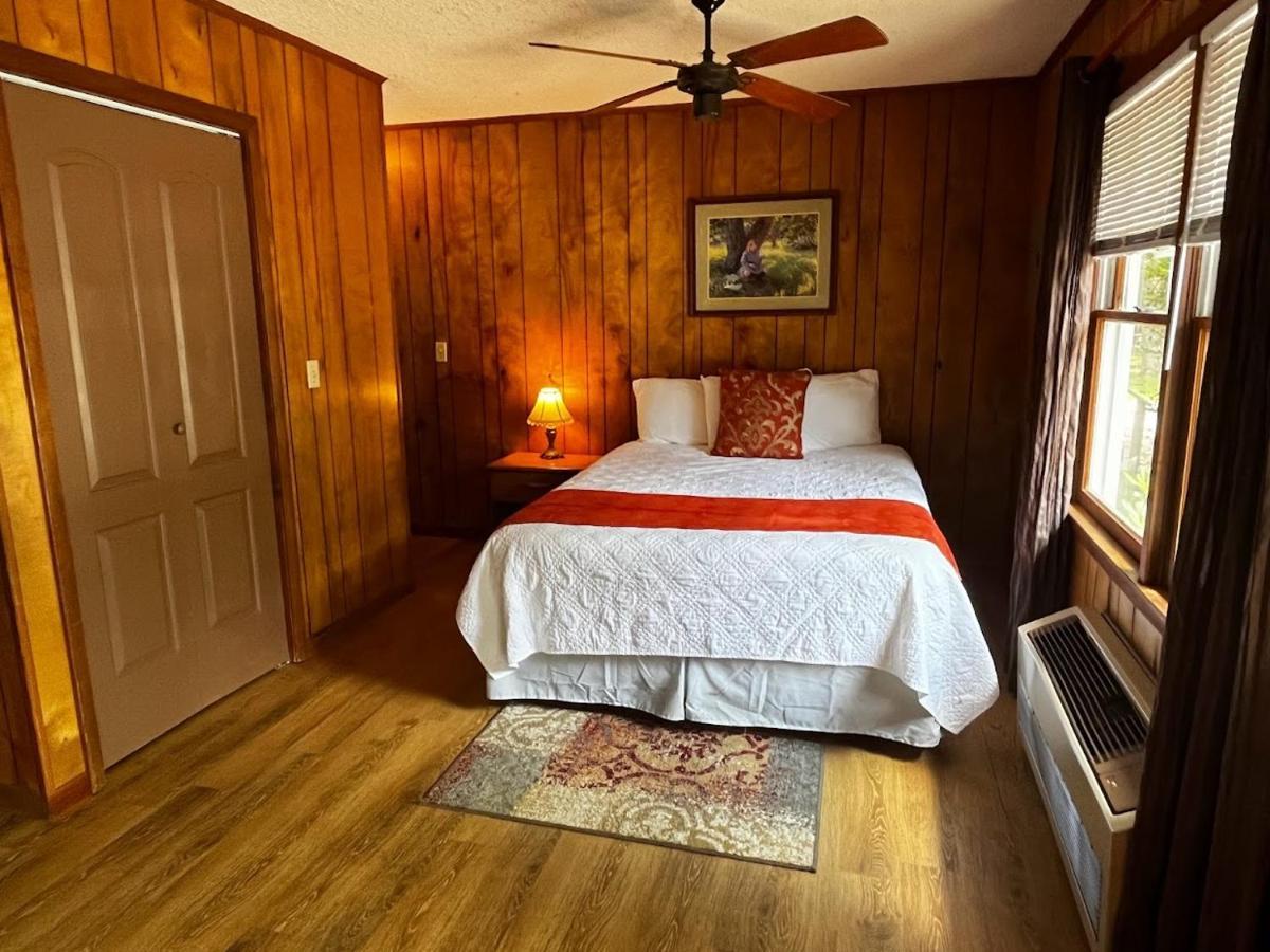 Meadowlark Motel With Restaurant & Bar Maggie Valley Exterior photo
