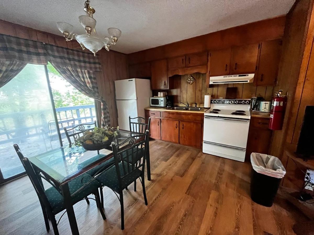 Meadowlark Motel With Restaurant & Bar Maggie Valley Exterior photo