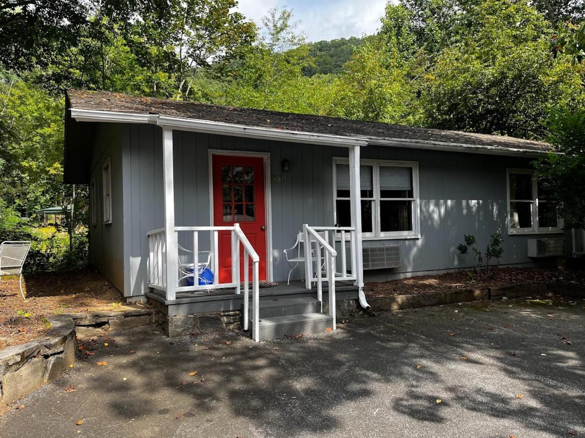 Meadowlark Motel With Restaurant & Bar Maggie Valley Exterior photo